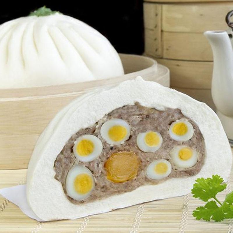 bánh bao Sáu Sỹ nóng hổi thơm ngon, nhân thịt trứng cút đầy đặn